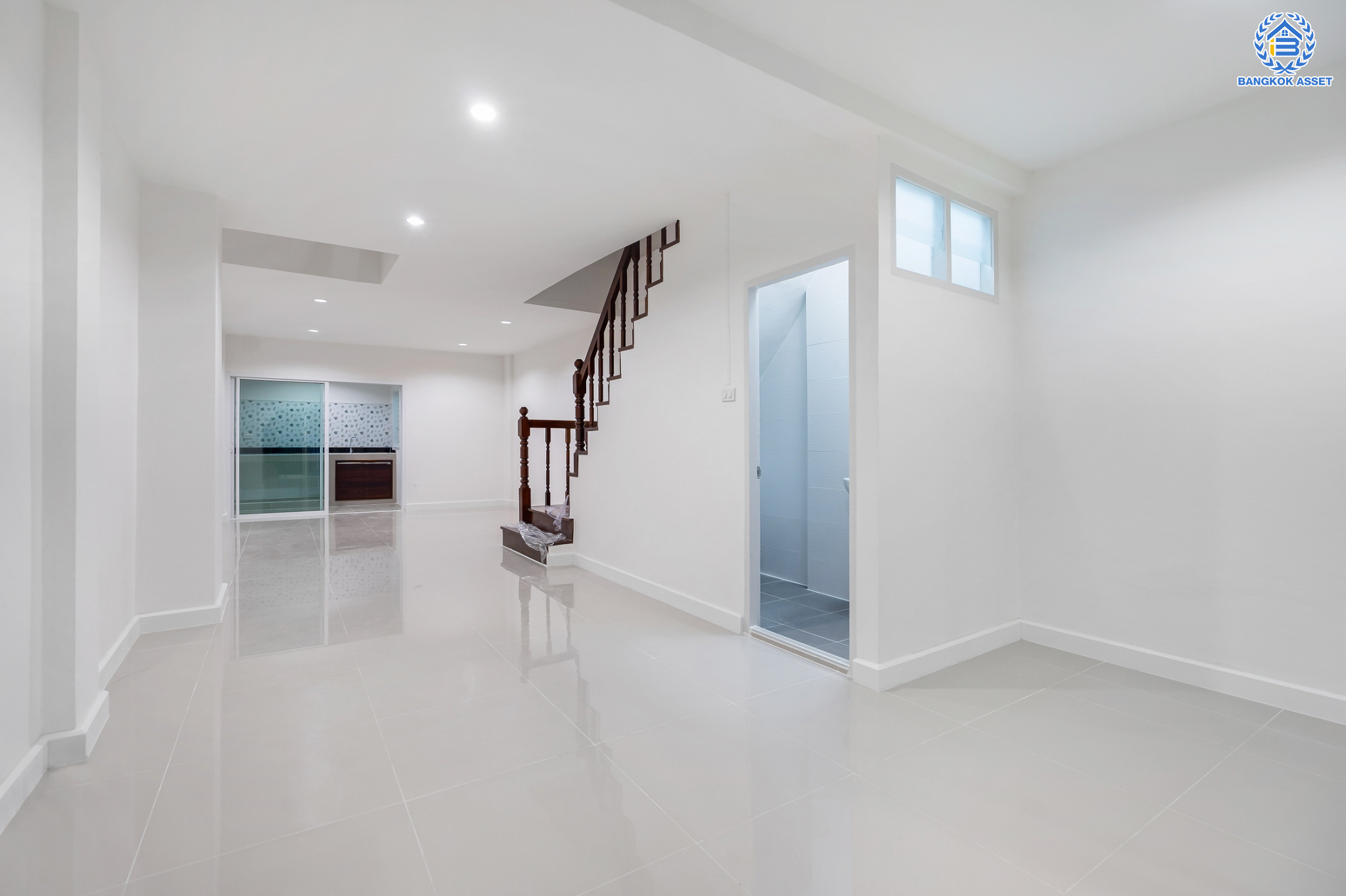 บ้านมือสองตกแต่งใหม่ ม.ศรีบัณฑิต5 บางกรวย ทาวน์เฮ้าส์ 3 ชั้นหลังใหญ่ เนื้อที่ 18 ตร.ว. ทำเลโซนเมือง ฟังก์ชัน 4 ห้องนอน 3 ห้องน้ำ 1 ที่จอดรถ ตอบโจทย์ทุกการเข้าอยู่ พร้อมรองรับครอบครัวขยาย อยู่บนทำเลเชื่อมต่อหลายเส้นทาง ใกล้จุดขึ้นทางด่วน "ศรีรัช" และรถไฟฟ้าสายสีน้ำเงิน "สถานีบางอ้อ"